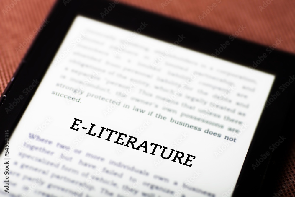 Obraz premium E-literatura na ebook, koncepcja tabletu