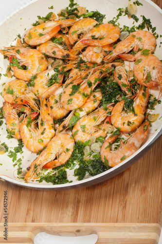 Fried shrimps with the garlic and the parsley