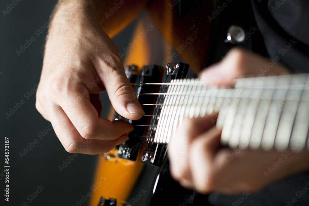Fototapeta premium Mężczyzna gra na gitarze