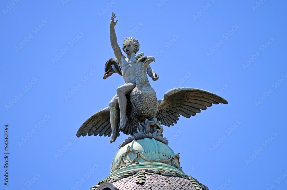 Estatua en una cupula de Paseo de Gracia. Barcelona