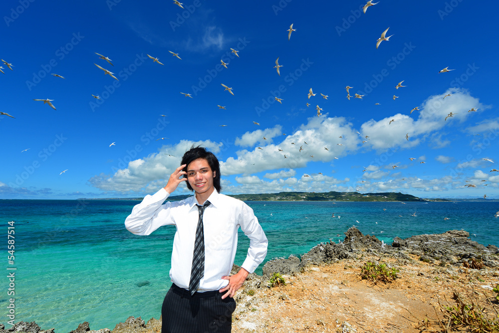 沖縄の海辺で寛ぐ男性