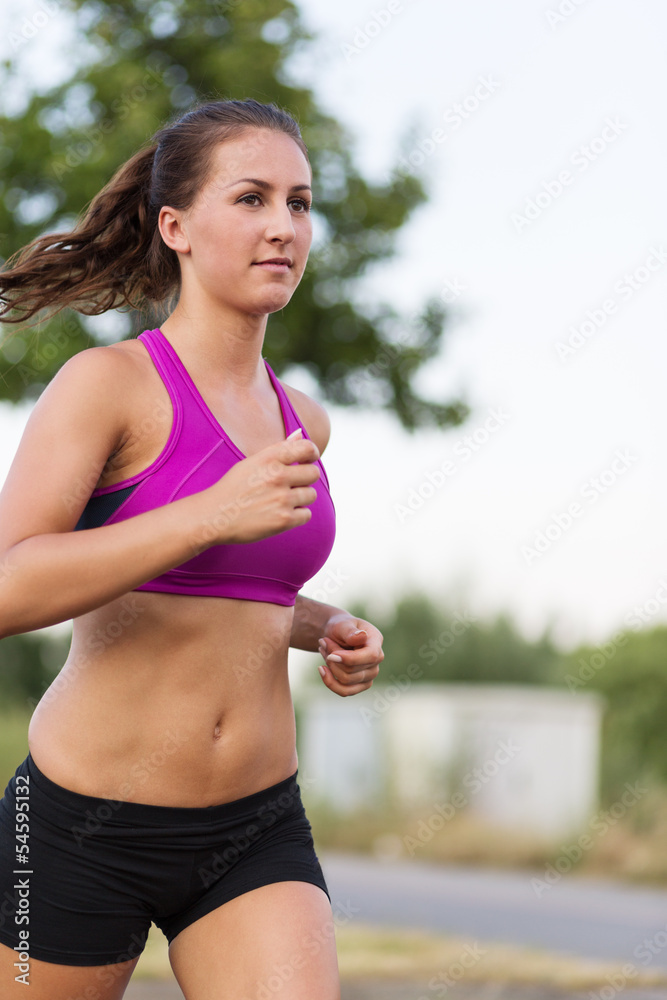 Frau joggt in der Natur Frau joggt in der Natur