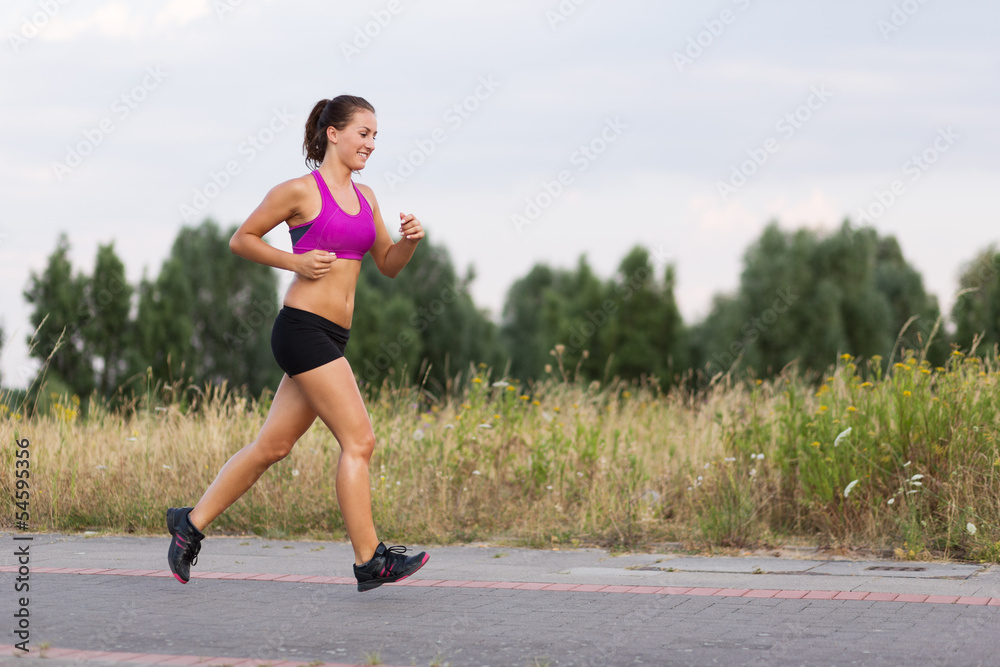 Frau joggt in der Natur Frau joggt in der Natur