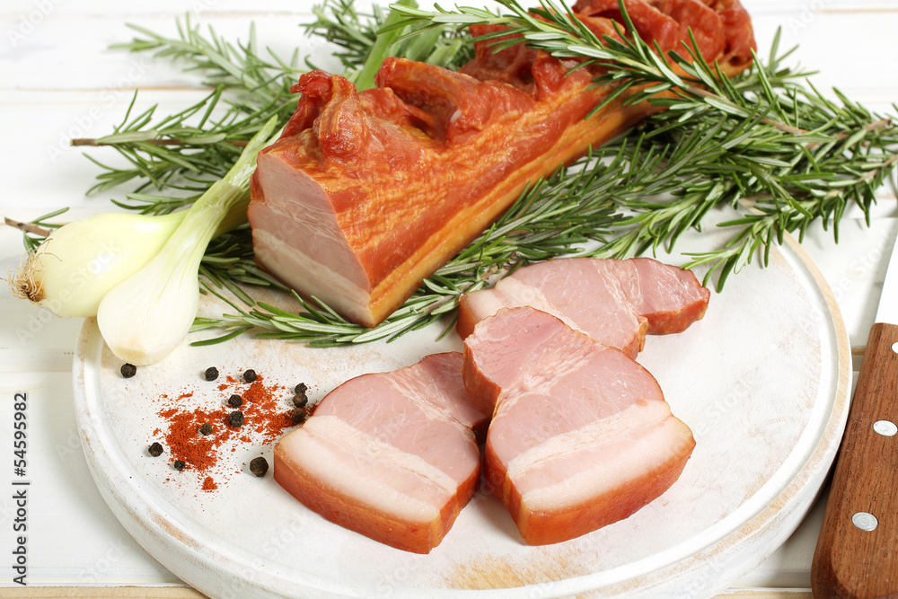 deliziosa carne affumicata bacon su tavolo di legno bianco deliziosa carne affumicata bacon su tavolo di legno bianco