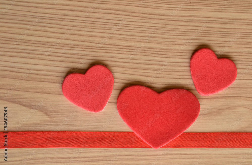 Tres corazones sobre fondo rústico de madera Tres corazones sobre fondo rústico de madera