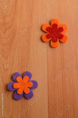 Flores de colores sobre fondo rústico de madera