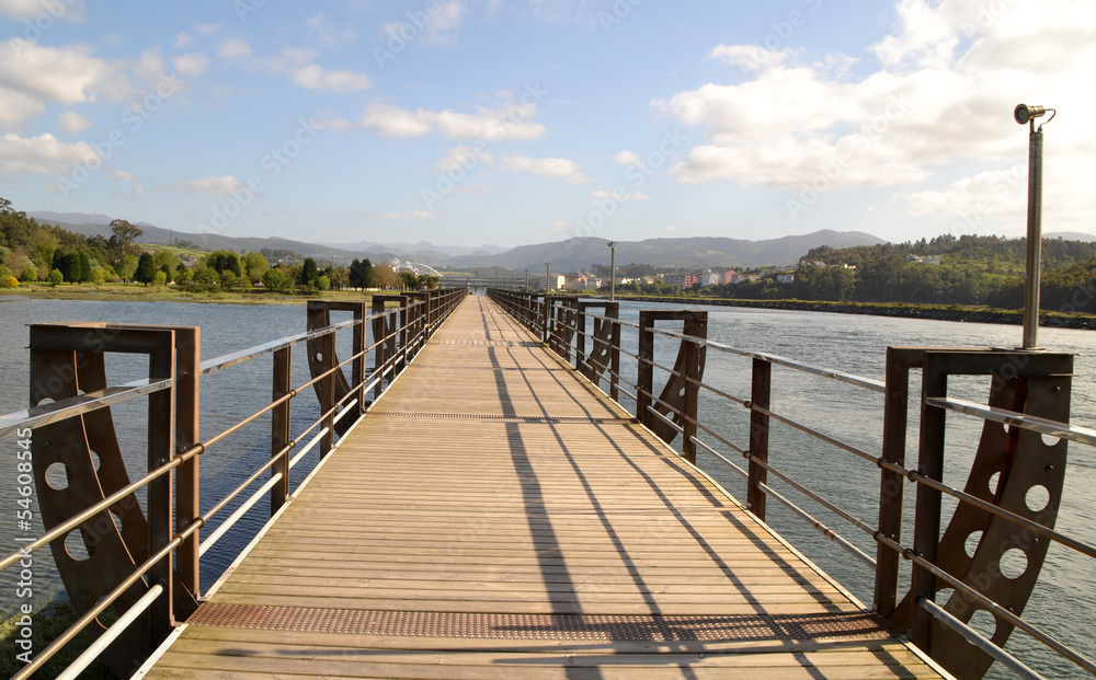 Paseo de madera sobre la Ría de Navia, Asturias
