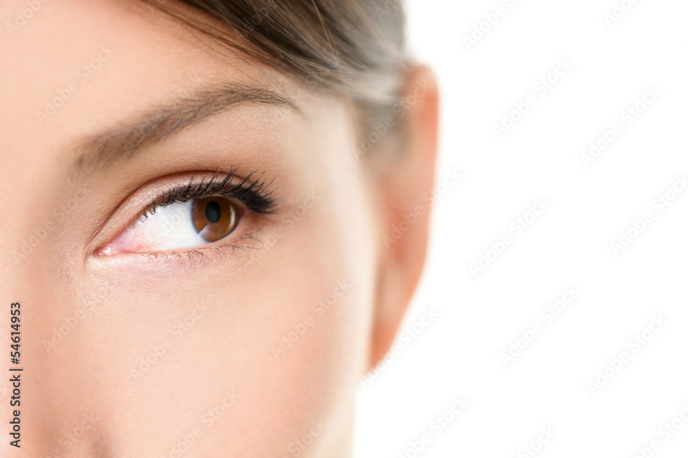 Fototapeta premium Oko z bliska - brązowe oczy patrząc z boku na biały