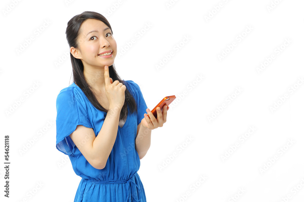 スマートフォンを持って悩む女の子