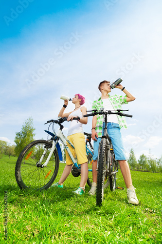 Couple the bikes drinking water