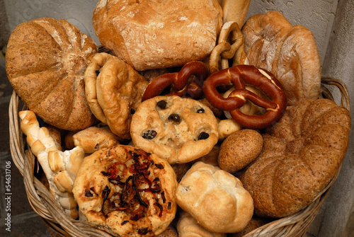 Brotkorb mit verschiedenen Brotsorten