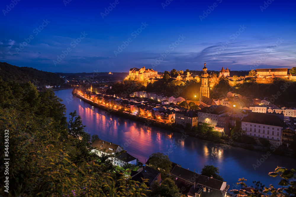 Obraz premium Burghausen bei Nacht