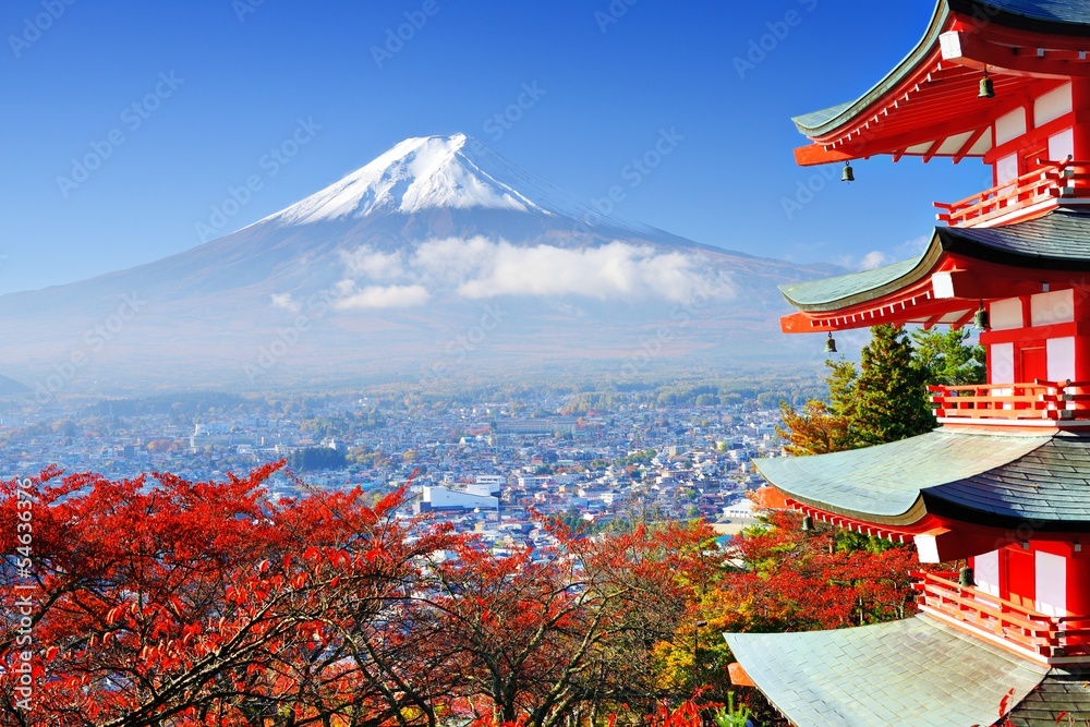 Naklejka premium Mt. Fuji jesienią z pagodą Chureito