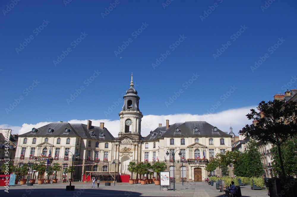 Obraz premium Mairie de Rennes en été