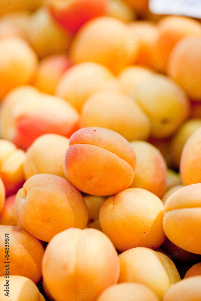 frische gesunde pfirsiche aprikosen auf dem markt