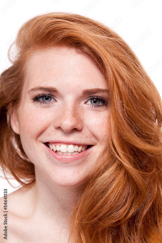 attraktive junge frau mit roten haaren und sommersprossen attraktive junge frau mit roten haaren und sommersprossen