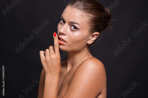 Obraz na plátne junge schöne frau mit orangen lippenstift und reiner haut