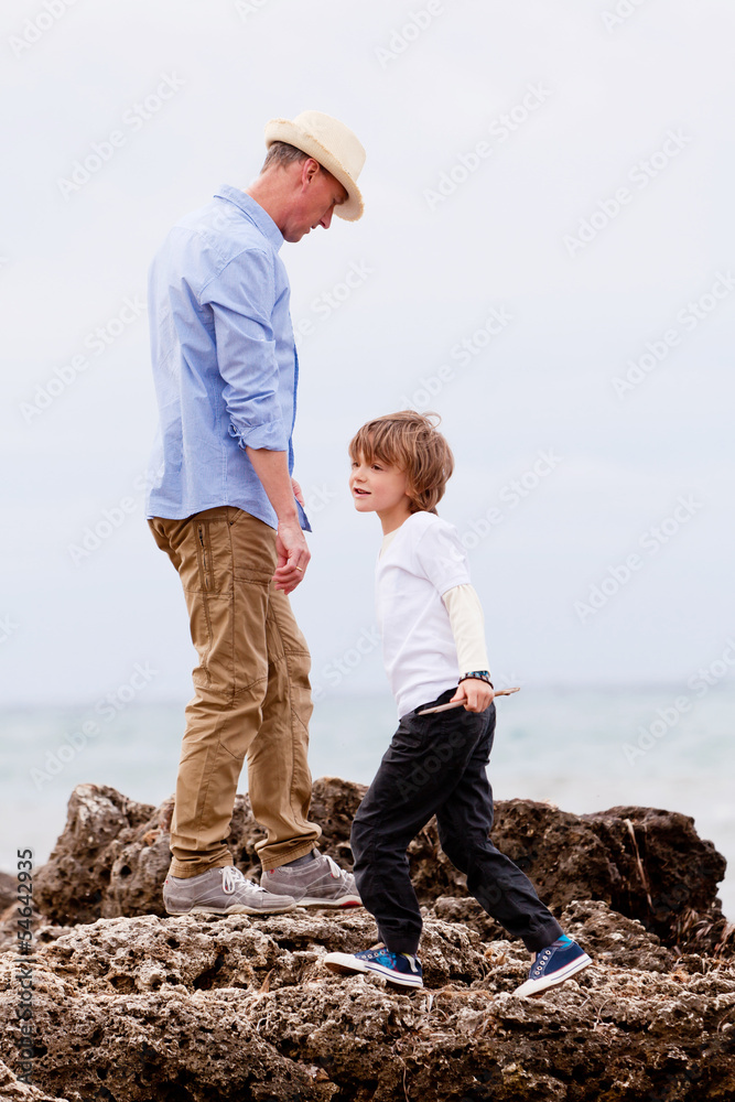 glückliche familie mit kinder im urlaub am meer glückliche familie mit kinder im urlaub am meer