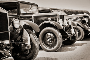 Voitures de collection anciennes à traction avant du début du 20ème siècle, photo en noir et blanc sépia