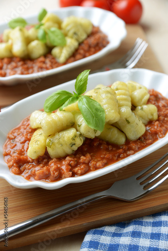 Basilikumgnocchi mit vegetarischer Bolognese photo