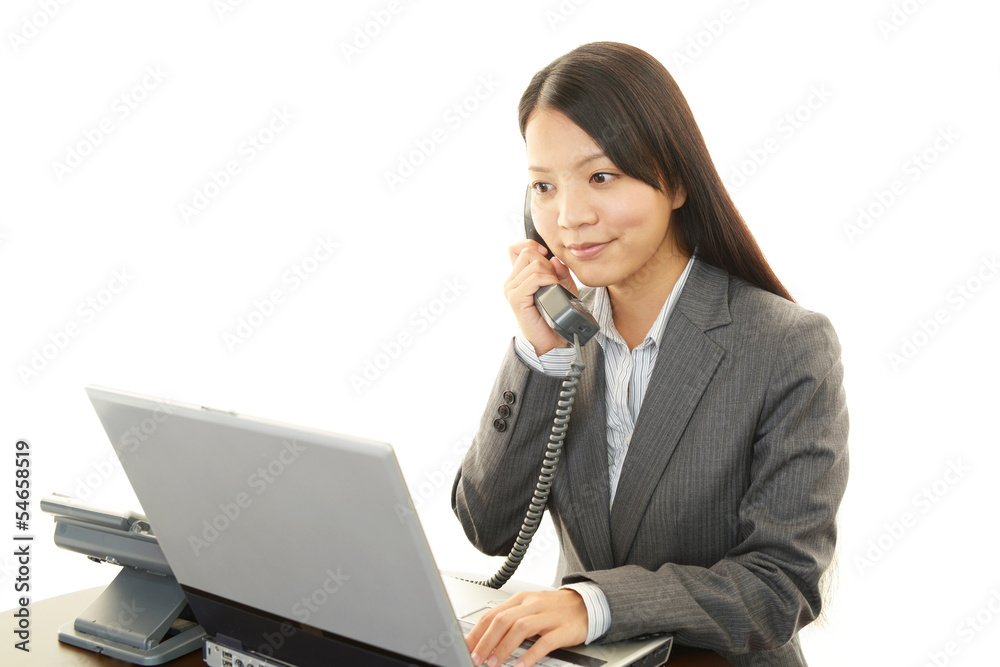 電話対応をする女子社員 電話対応をする女子社員