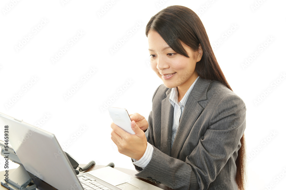 スマートフォンを持つ女子社員 スマートフォンを持つ女子社員