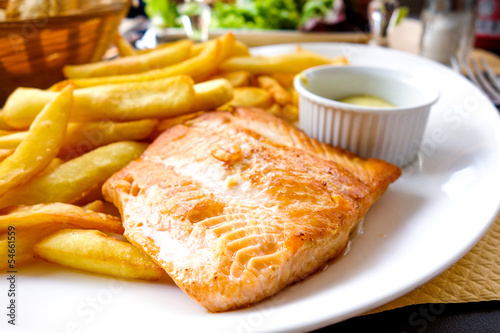 Fotografie grilled salmon and fries