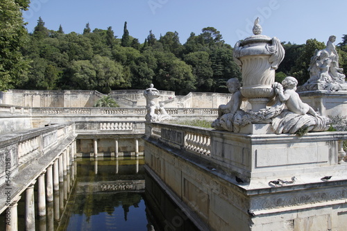Bassin dans les jardins de la Fontaine à Nîmes