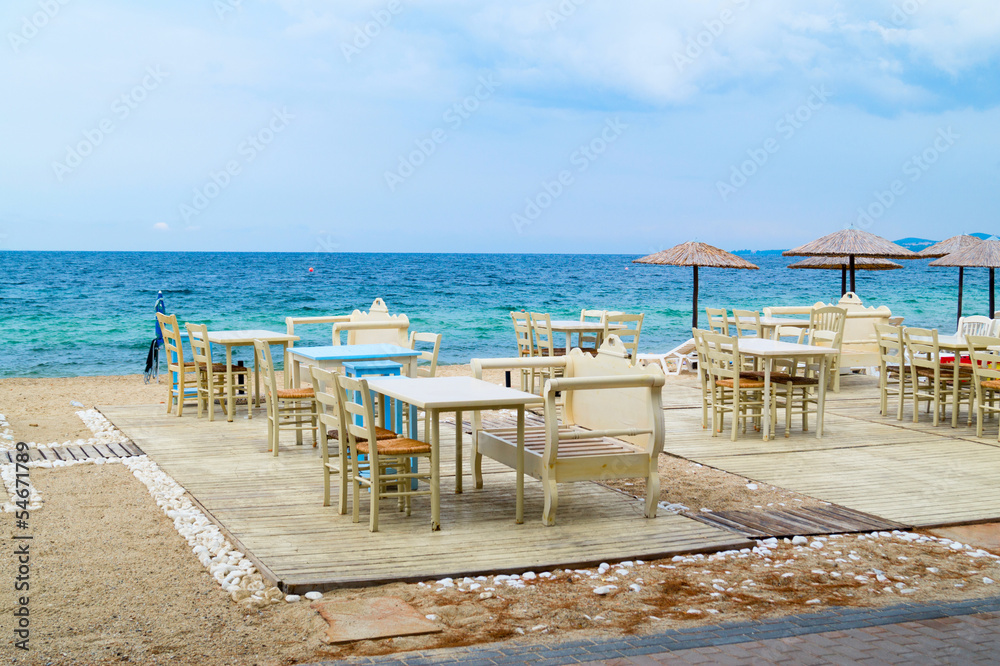 Obraz premium Tradycyjna grecka kawiarnia na plaży, Grecja