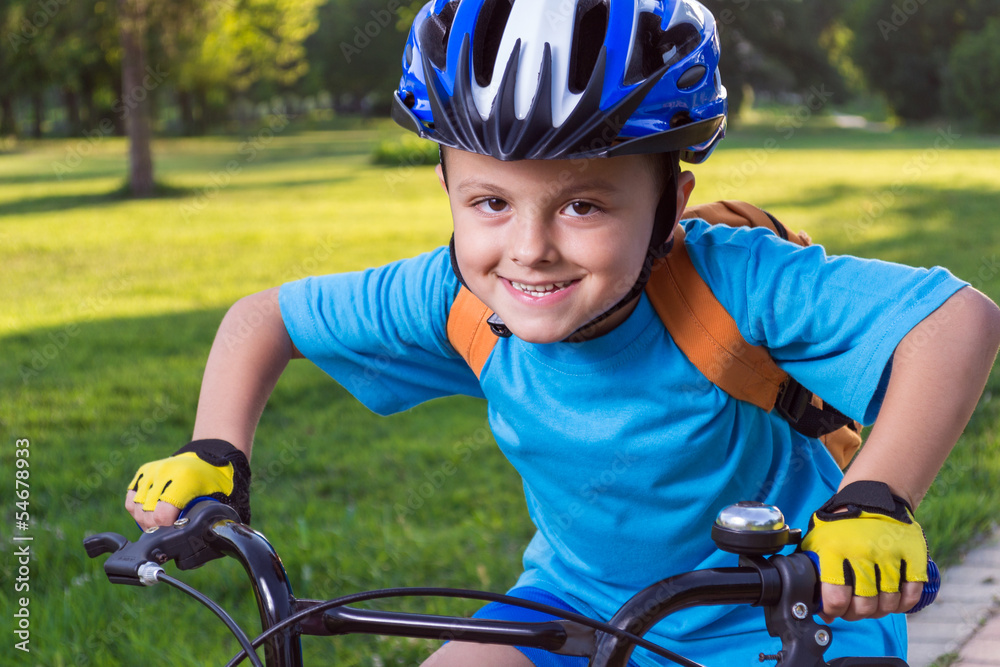 Obraz premium Little boy riding a bike