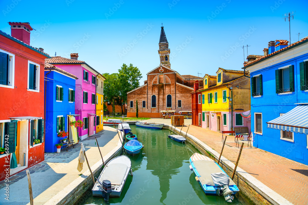 Obraz premium Punkt orientacyjny Wenecji, kanał Burano, domy, kościół i łodzie, Włochy