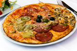 Salami Pizza mit Artischoken