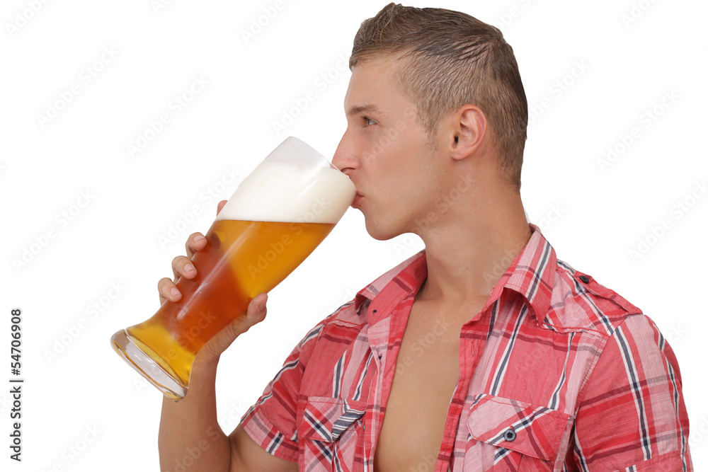 Fototapeta premium Junger Mann mit grossem Bierglas