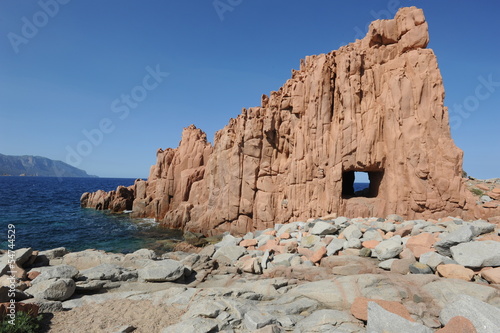 Roccia rossa sulla costa ad Arbatax sull'isola di Sardegna photo