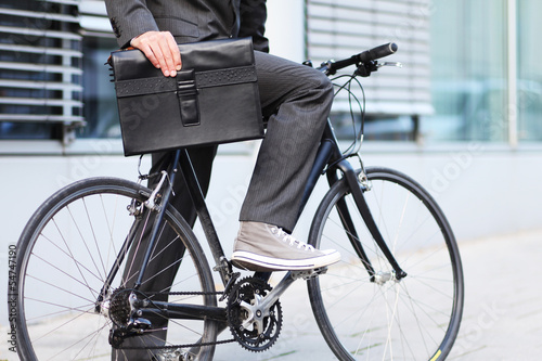 Fahrrad und Aktentasche photo