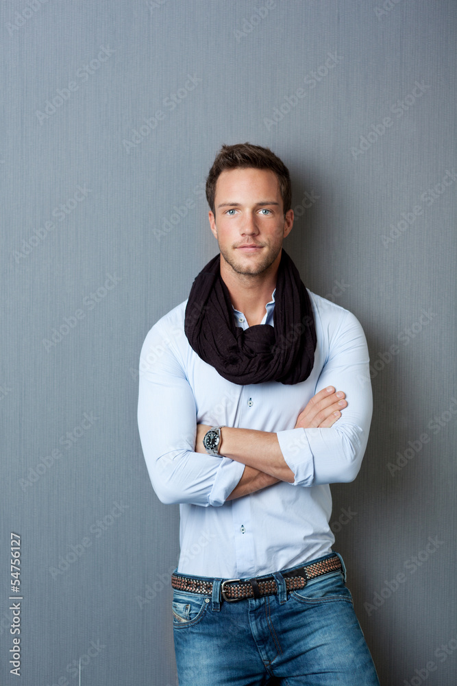portrait mann mit verschränkten armen portrait mann mit verschränkten armen