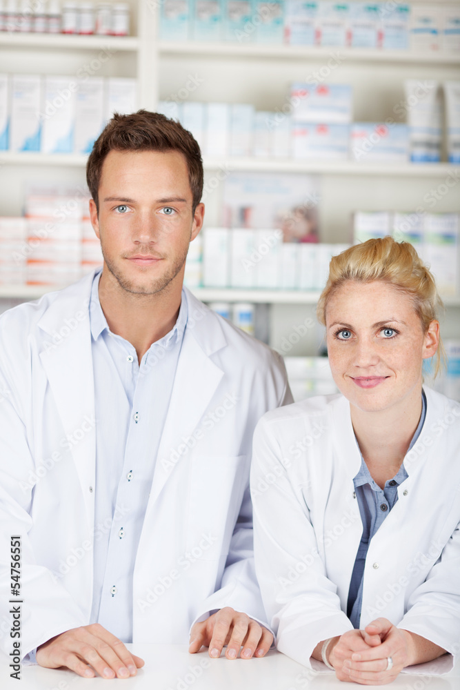 ein junges team in der apotheke ein junges team in der apotheke
