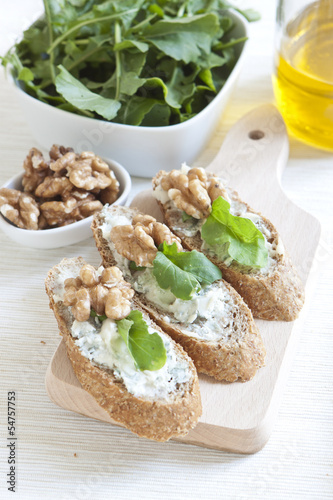 Crostini with gorgonzola cheese, arugula and walnut