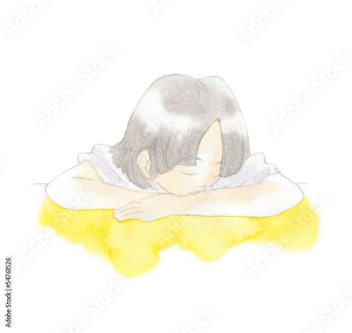 机の上で眠る女性