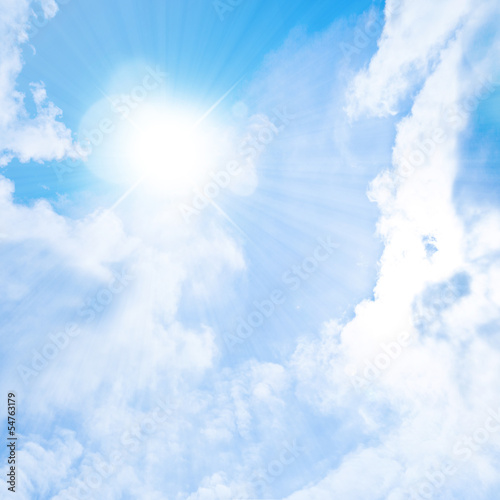 青空の雲間の太陽の輝き