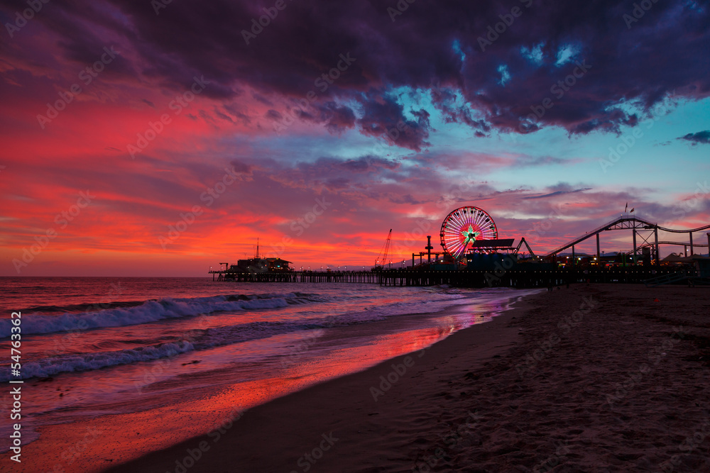 Naklejka premium Santa Monica ocean beach and pier at sunset