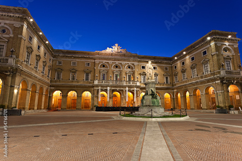 Recanati, Piazza Giacomo Leopardi al crepuscolo