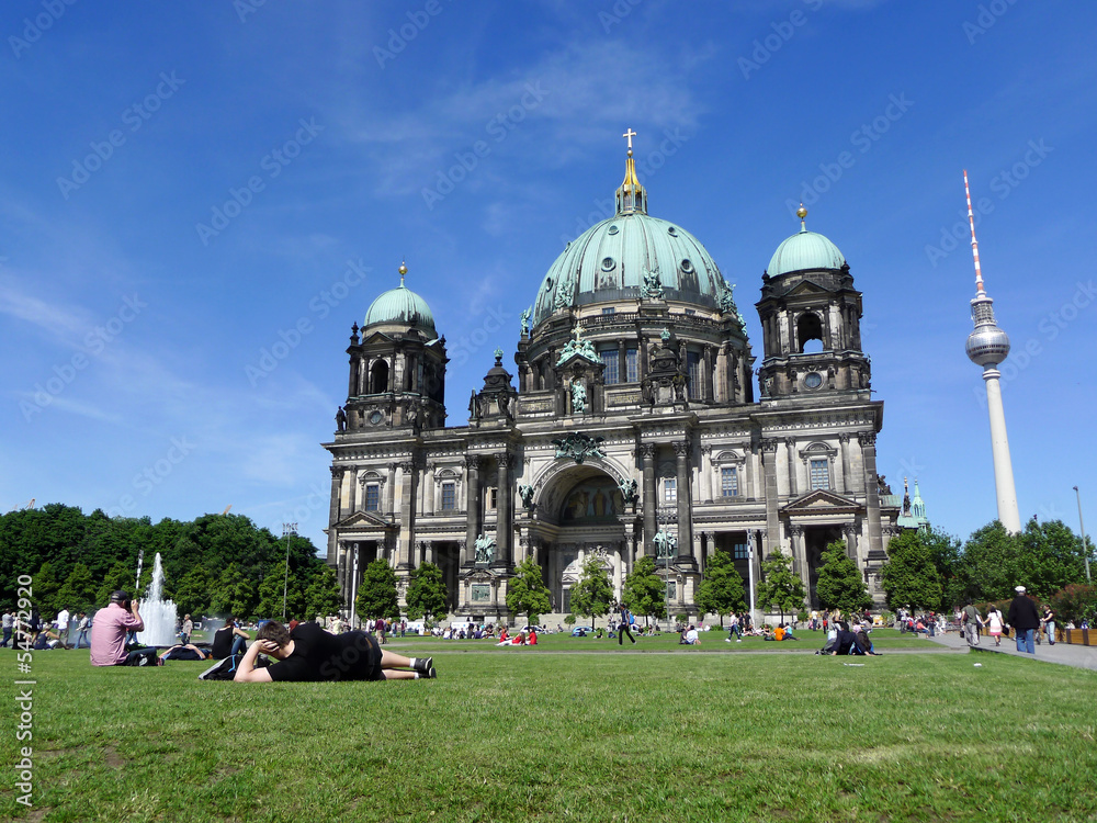 Berliner Dom Tourists Relaxing At Berlin Cathedral