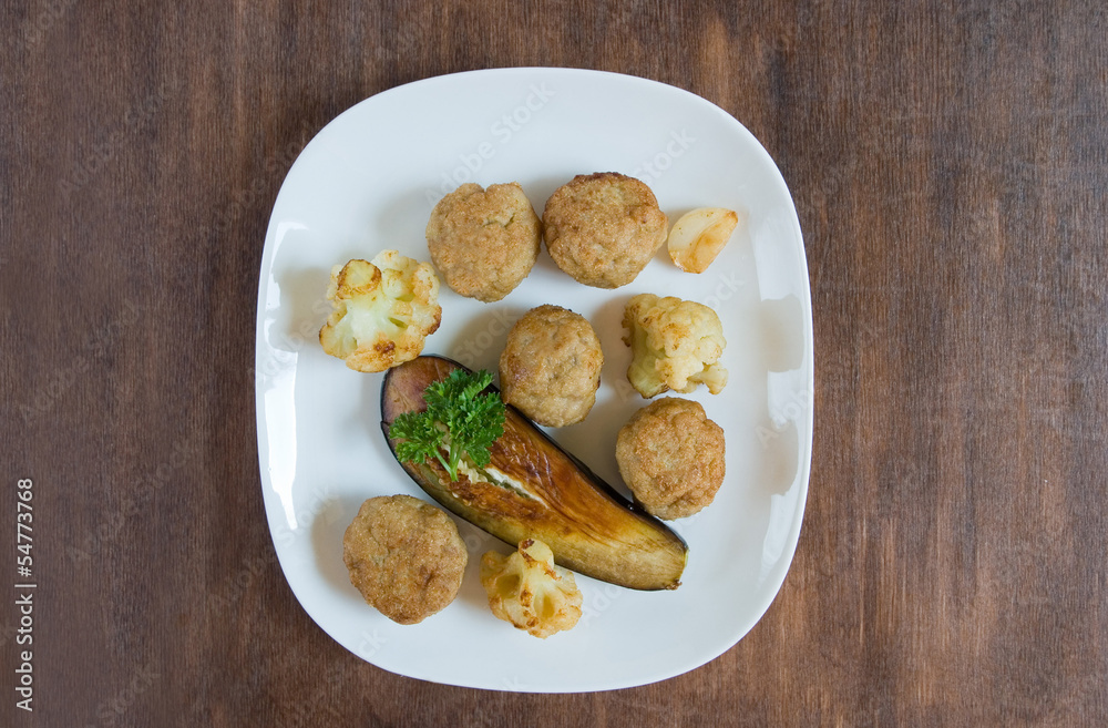 Balls of meat and roasted vegetables