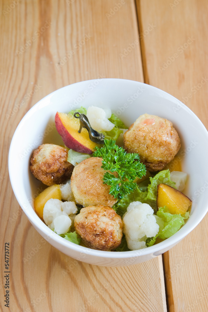 Salad with peach, a bowl of meat sharikamiv slipper Salad with peach, a bowl of meat sharikamiv slipper