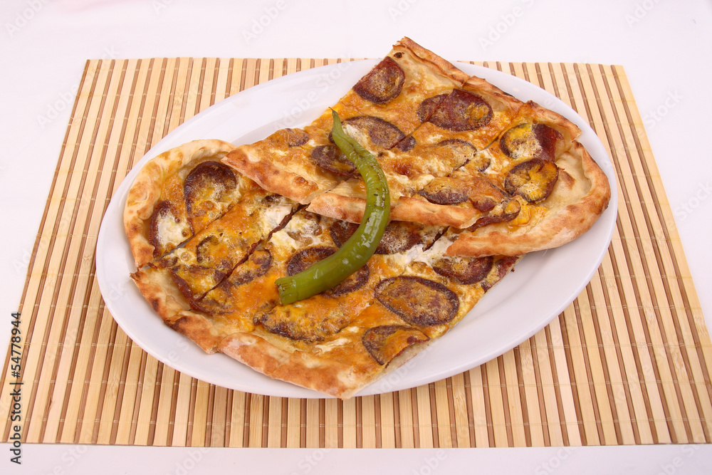 Sucuklu Yumurtalı Pide Sucuklu Yumurtalı Pide
