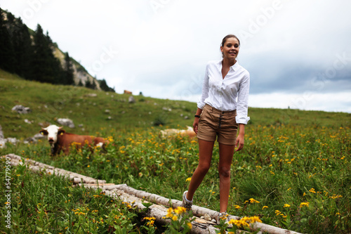 junges Mädchen auf der Alm