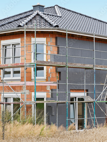 Ein Neubau wird aussen mit Wärmedämmung verkleidet