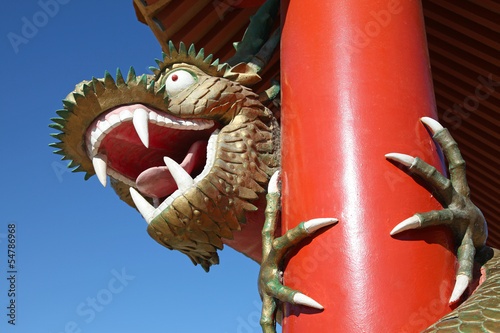 dragón chino agarrado a una columna parque de atracciones 0939f photo