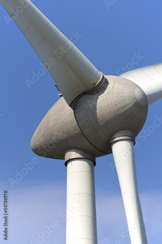Eine Windkraftanlage im Industriegebiet Hamburger Hafen